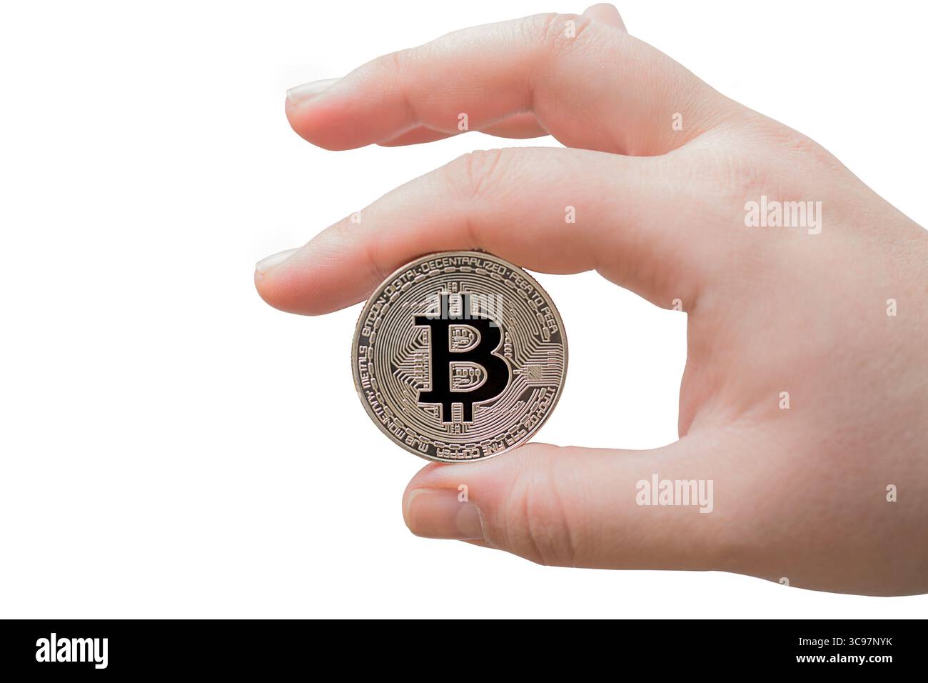Kryptowährungs-Bitcoin isoliert auf weiß mit selektivem Fokus. Weibliche Hand hält Symbol der Kryptowährung - elektronisches virtuelles Geld für Web b Stockfoto