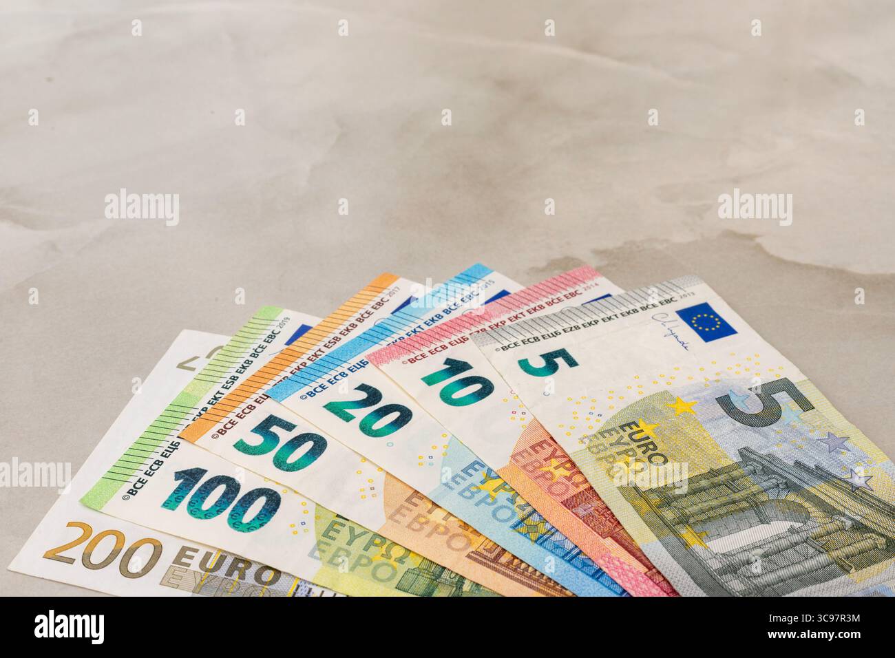 Bunte Verbreitung von Euro-Banknoten auf grauem Hintergrund Stockfoto