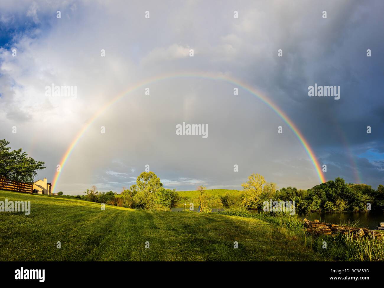 Panoramablick auf die Landschaft von Central Kentucky mit doppeltem Regenbogen nach dem Sturm Stockfoto