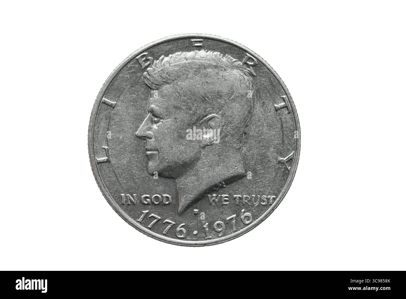 Eine alte amerikanische Münze im Wert eines halben US-Dollar mit John Kennedy-Porträt. Makroaufnahme mit extremer Nahaufnahme. Isoliert auf weiß. Stockfoto