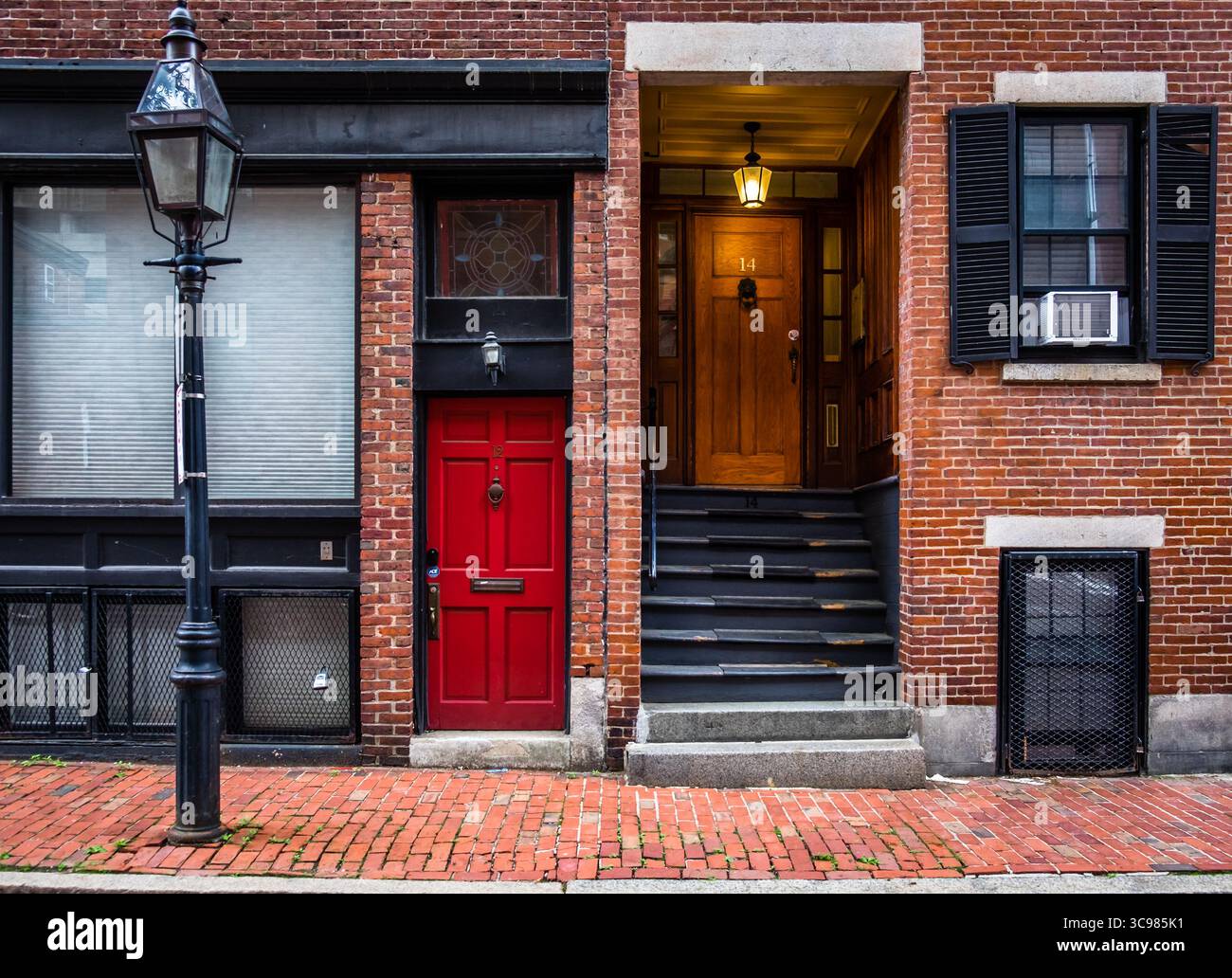 Massachusetts, USA, 9. Juni 2025, Blick auf zwei Eingangstüren an der Winchester Street, im Herzen von Bay Village, Boston Stockfoto