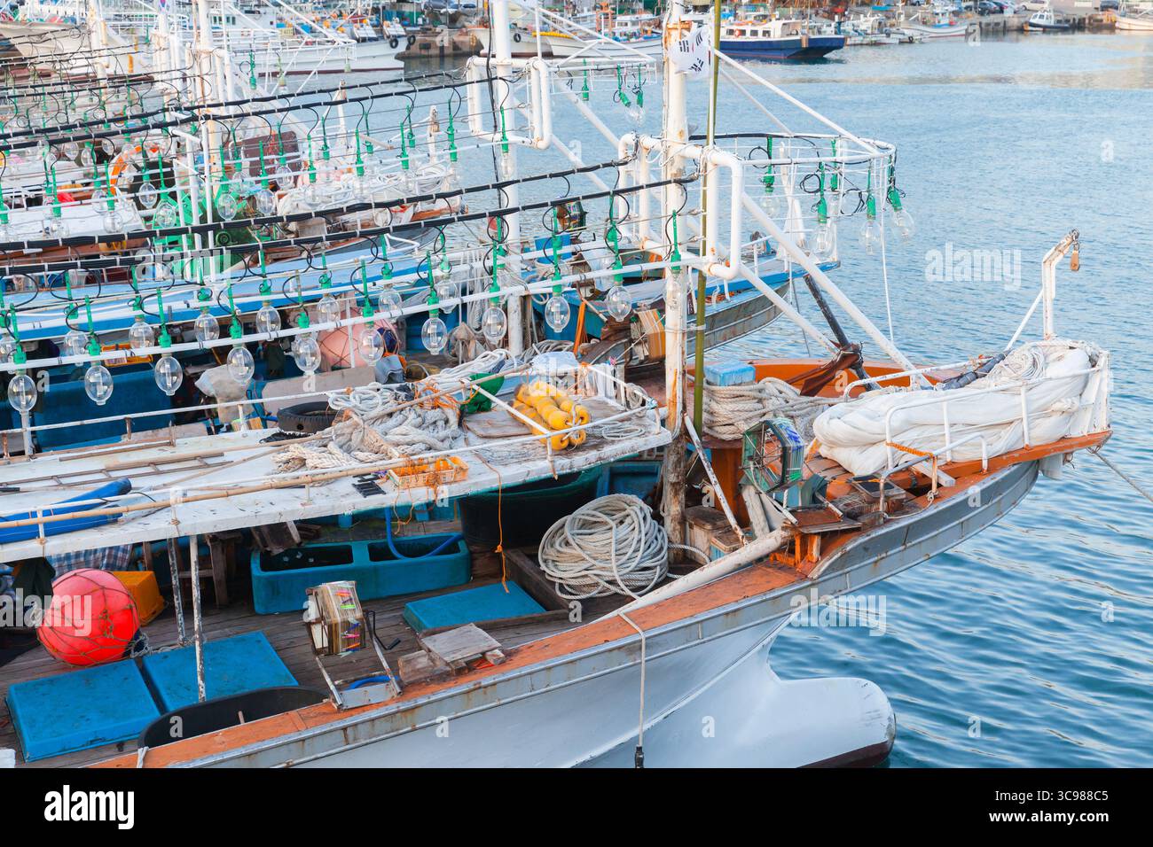 Fischereifahrzeuge, die für die Sammlung von Meeresfrüchten ausgerüstet sind, ruhen am Hafen, die für Unternehmungen vorbereitet sind. Sie zeigen traditionelle maritime Werkzeuge, die in der Fischerei und im Meer verwendet werden Stockfoto