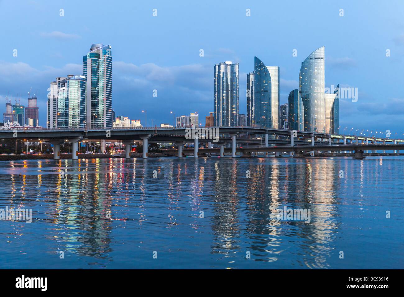 Haeundae District von Busan, Südkorea. Marine City Panorama Skyline mit Wolkenkratzern und Viadukten Stockfoto