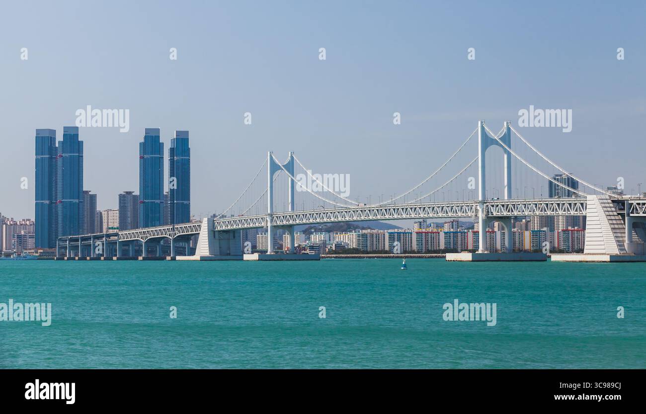 Stadtlandschaft mit Gwangandaegyo oder Diamond Bridge, Hängebrücke in Busan, Republik Korea Stockfoto