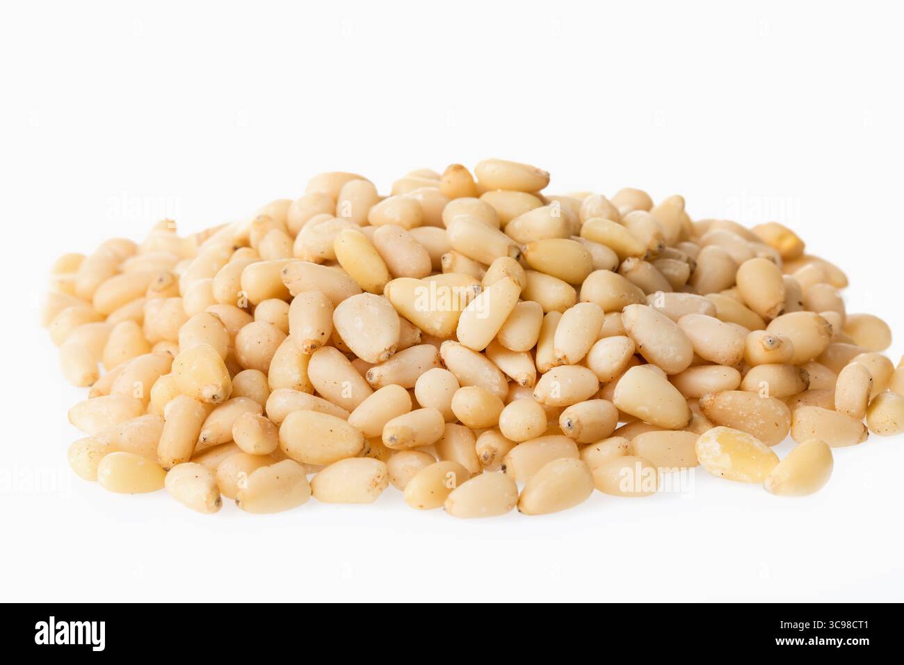 Zedernholz-Pinienkerne isoliert auf weißem Hintergrund Stockfoto