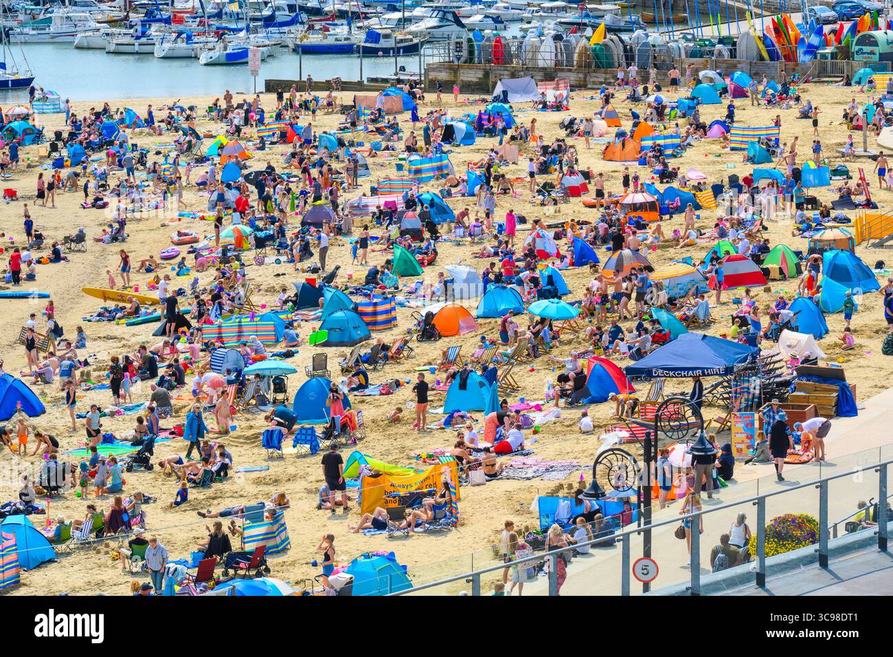 Lyme Regis, Dorset, Großbritannien. August 2025. Wetter in Großbritannien: Urlauber strömten in den Badeort Lyme Regis, um die glühend heiße Sonne während der Schulferien zu genießen. Der Strand war voll von Familien und Sonnenanbetern, die die Rückkehr des heißen und sonnigen Wetters nach der kürzlichen Phase des nassen und windigen Wetters begrüßten. Quelle: Celia McMahon/Alamy Live News Stockfoto
