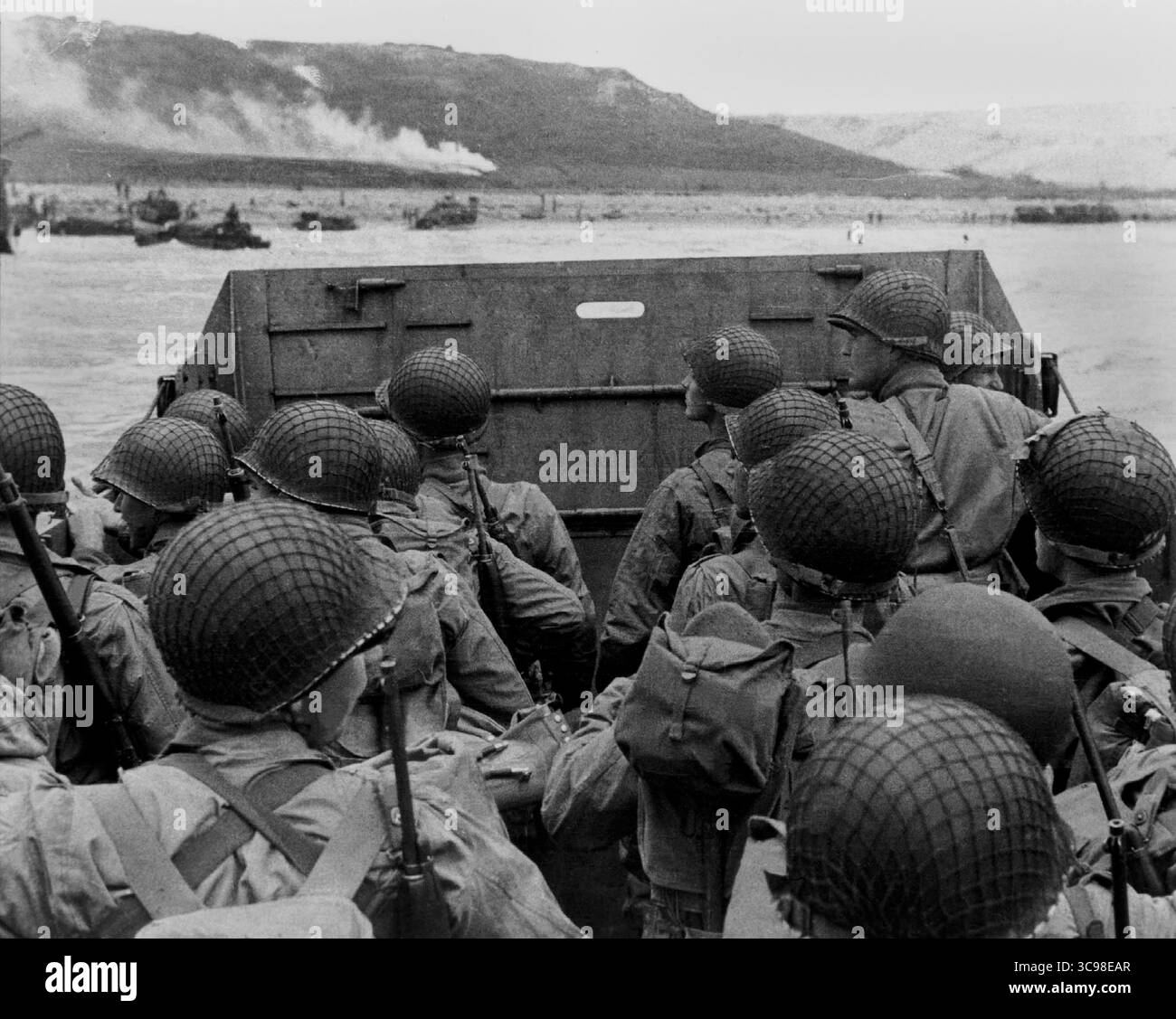 NORMANDIE, FRANKREICH Normandie - 06. Juni 1944 - Invasion der amerikanischen Angriffstruppen ziehen am D-Day während der Operation Overlo an einen Strand in der Normandie, Frankreich Stockfoto