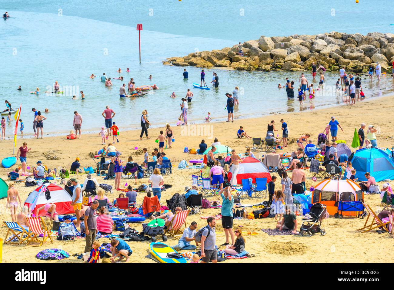 Lyme Regis, Dorset, Großbritannien. August 2025. Wetter in Großbritannien: Urlauber strömten in den Badeort Lyme Regis, um die glühend heiße Sonne während der Schulferien zu genießen. Der Strand war voll von Familien und Sonnenanbetern, die die Rückkehr des heißen und sonnigen Wetters nach der kürzlichen Phase des nassen und windigen Wetters begrüßten. Quelle: Celia McMahon/Alamy Live News Stockfoto