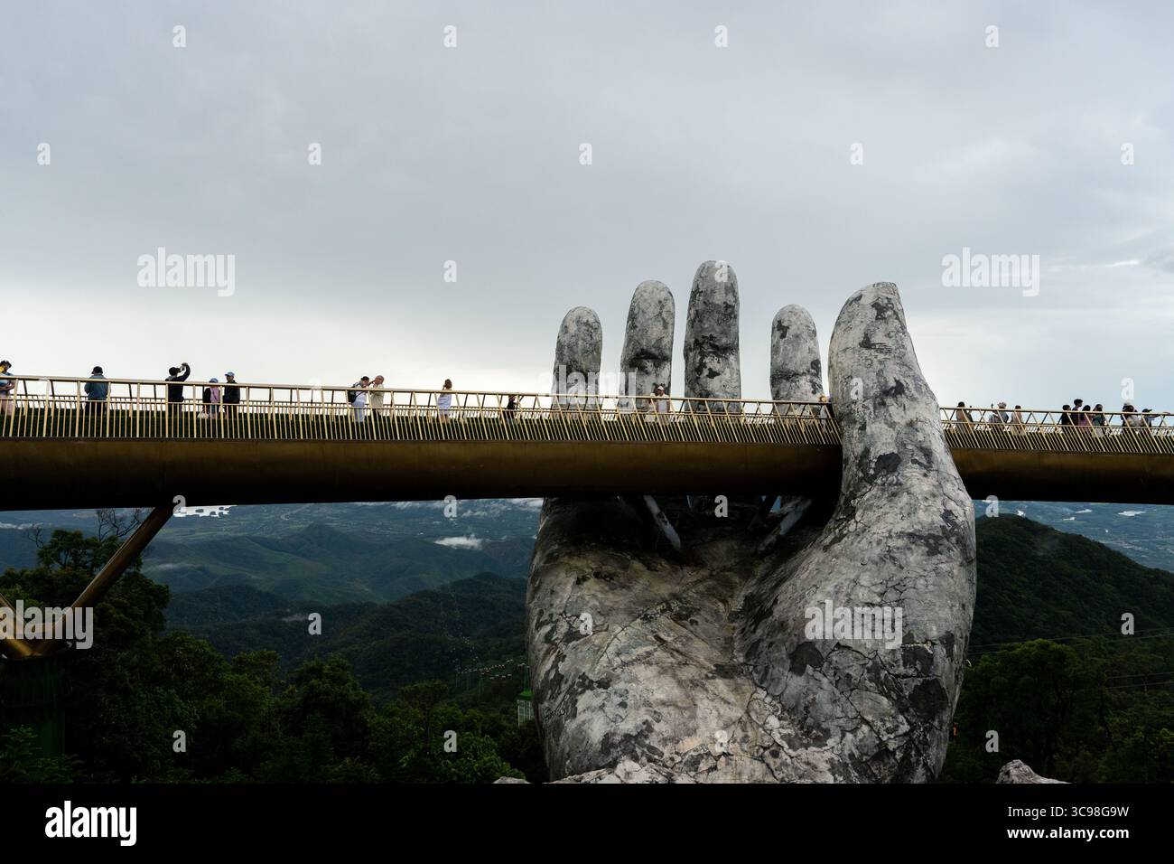 Golden Bridge in Ba Na Hills, da Nang, Vietnam – malerische Bergarchitektur und Touristenattraktion Stockfoto