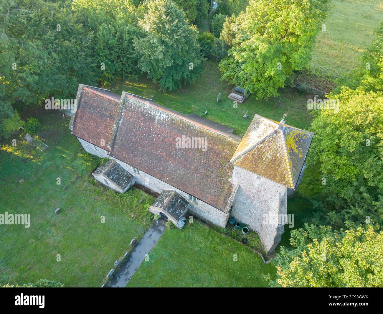 Luftaufnahme der denkmalgeschützten Kirche der Verklärung in Pycombe auf den südlichen Tiefen in West sussex aus dem 12. Jahrhundert Stockfoto