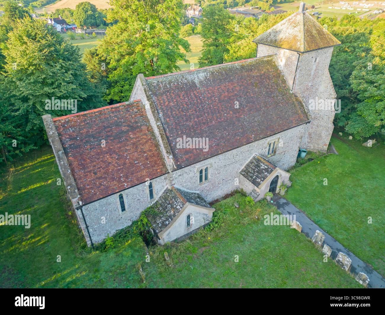 Luftaufnahme der denkmalgeschützten Kirche der Verklärung in Pycombe auf den südlichen Tiefen in West sussex aus dem 12. Jahrhundert Stockfoto