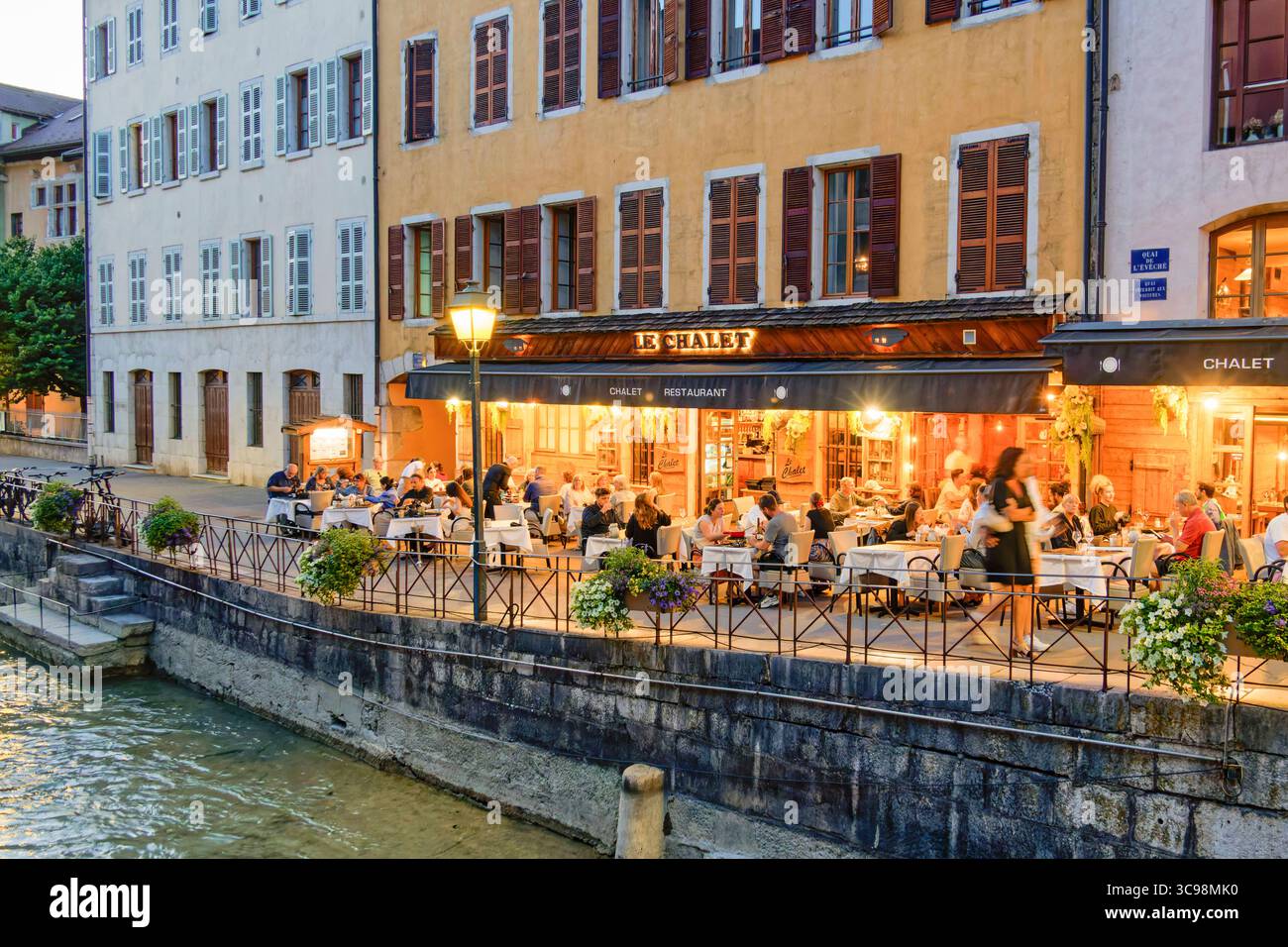 Annecy , Altstadt, vieille ville, Haute Savoie, Frankreich, Auvergne-Rhone-Alpes, Europa Altstadt von Annecy, vieille ville, Fluss Thiou, Le Chalet, Restaurant am Flussufer, blaue Stunde, Haute Savoie, Auvergne-Rhone-Alpes, Frankreich, Europa *** Annecy , Altstadt, vieille ville, Haute Savoie, Frankreich, Auvergne Rhone Alpes, Europa Altstadt von Annecy, vieille ville, Fluss Thiou, Le Chalet, Restaurant am Fluss, Blue Hour, Haute Savoie, Auvergne Rhone Alpes, Frankreich, Europa Stockfoto