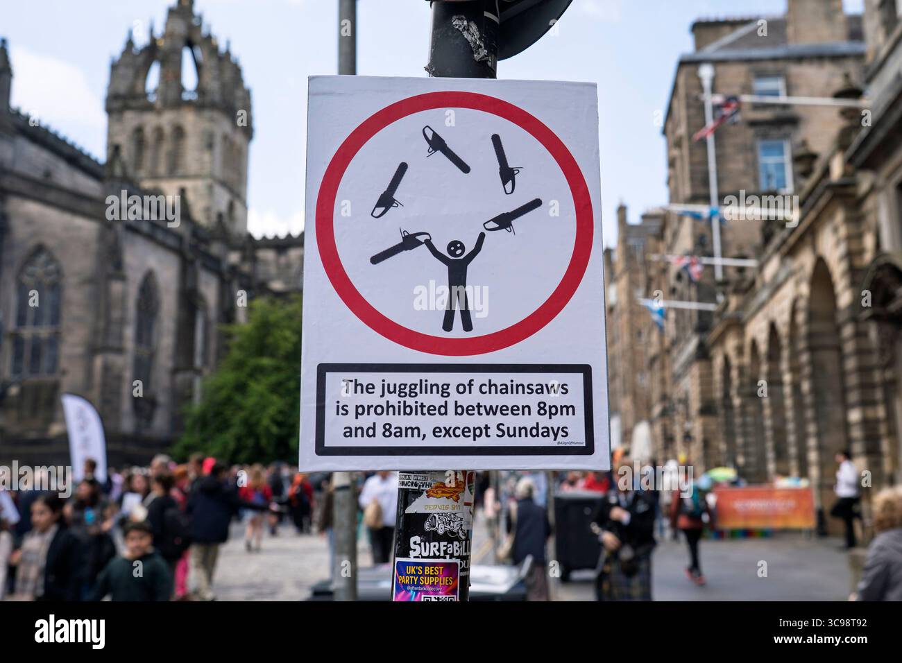 Während des Fringe Festivals tauchten in Edinburgh Warnschilder auf. Die Schilder sind von Künstler A Sign of Humor Stockfoto