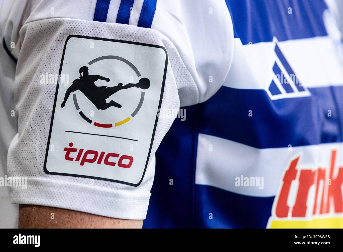 Duisburg, Deutschland. August 2025. Symbolbild, Logo der 3.Liga auf dem Trikot von MSV Duisburg. Tipico 3.Liga 1.Spieltag: MSV Duisburg - VFB Stuttgart II; Schauinsland-Reisen-Arena, Duisburg; 02.08.2025 DFL/DFB-Vorschriften verbieten jede Verwendung von Fotografien als Bildsequenzen und/oder Quasi-Video. Quelle: dpa/Alamy Live News Stockfoto