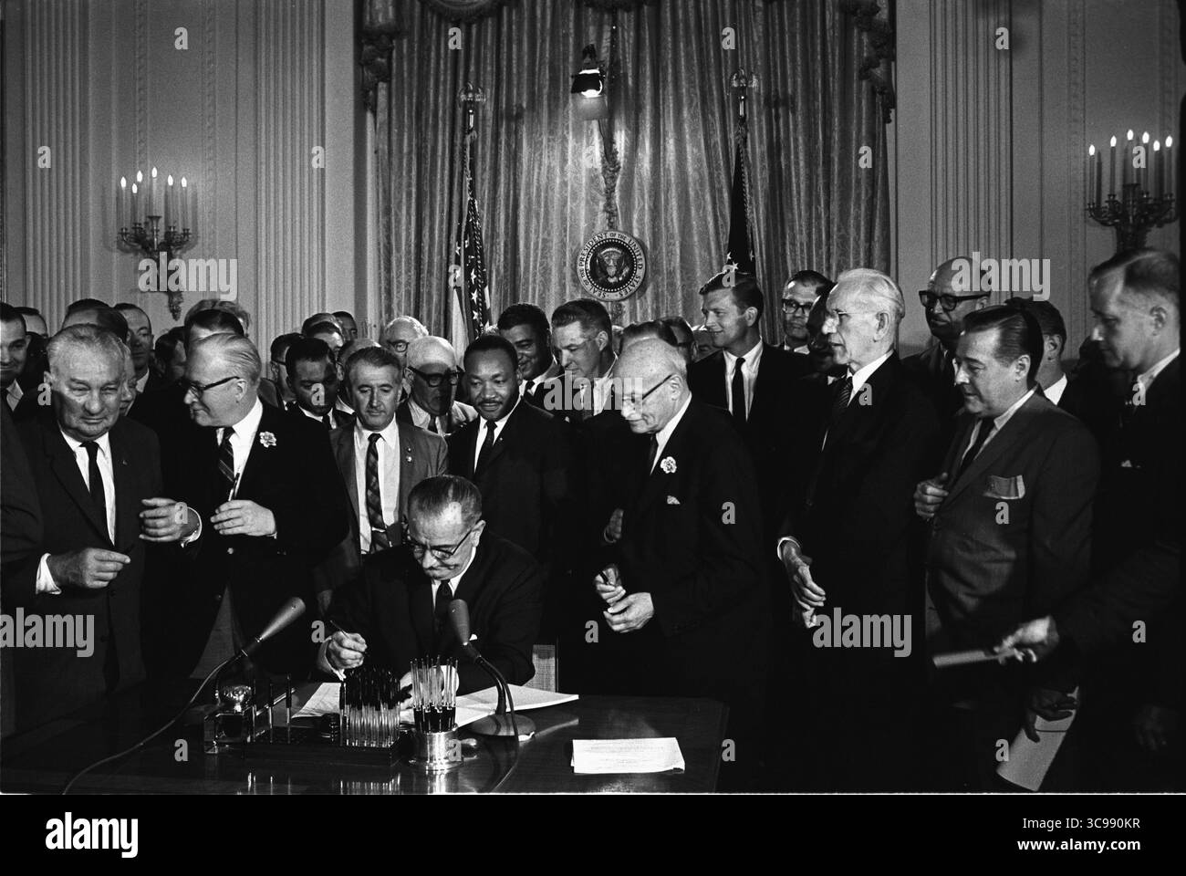 Lyndon B. Johnson unterzeichnet den historischen Civil Rights Act von 1964 Stockfoto