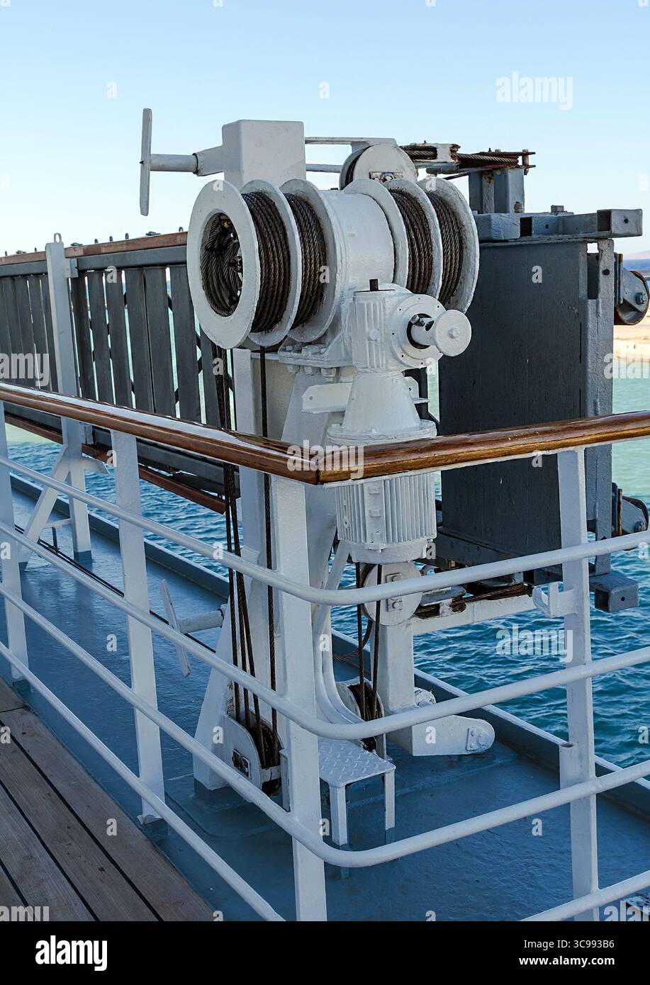 Elektrische Motorriemenscheibe draußen auf einem großen Kreuzfahrtschiff Stockfoto