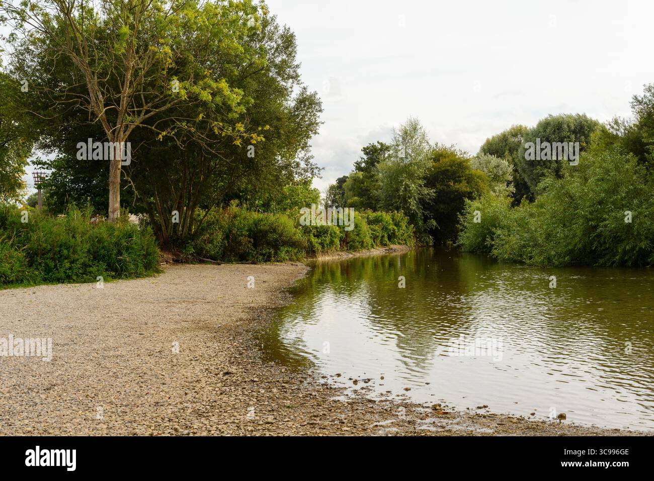 Niedriger Flussspiegel, Hampshire Avon, Fordingbridge, August, Sommer 2025 Stockfoto