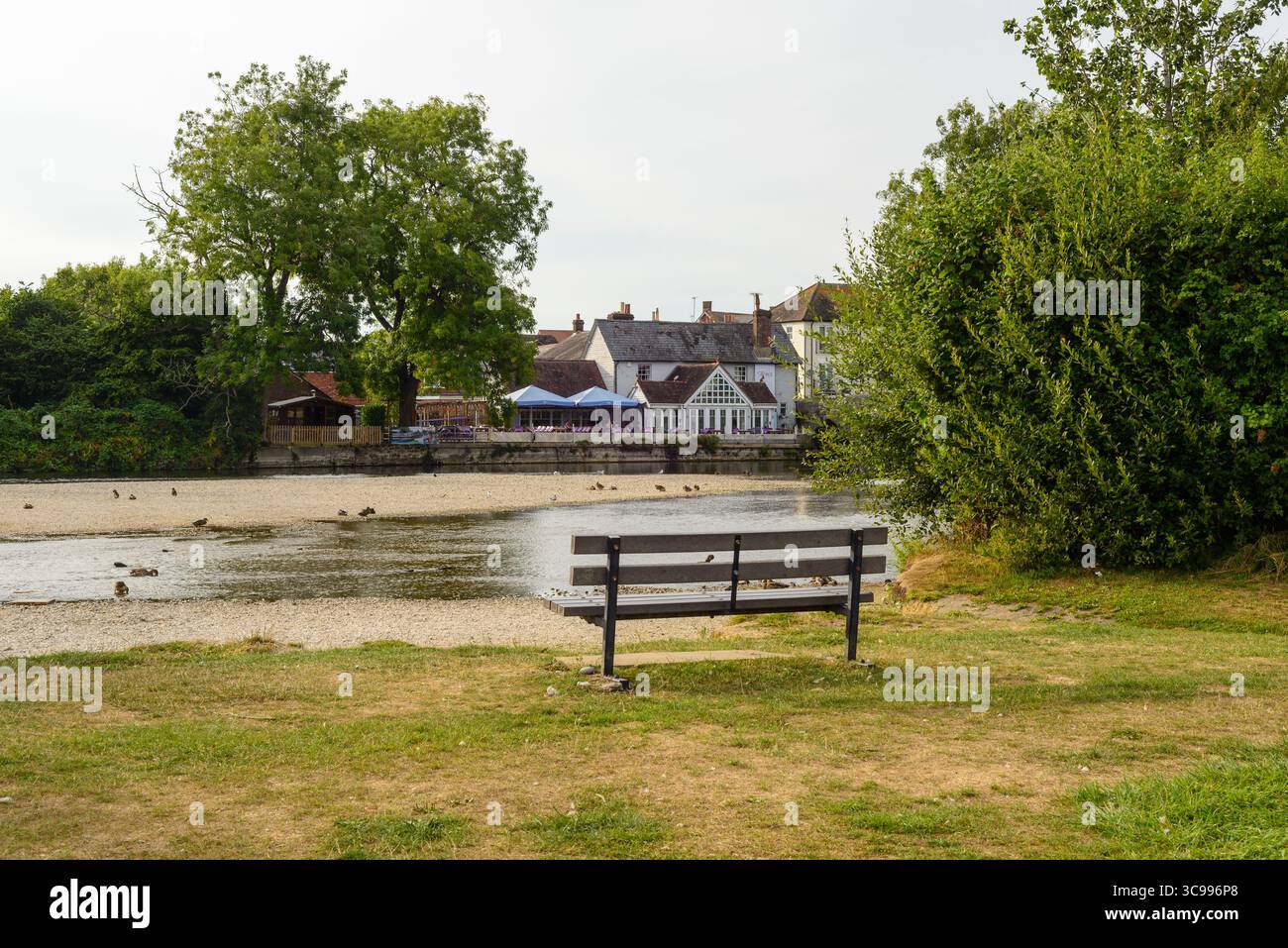 Niedriger Flussspiegel, Hampshire Avon, Fordingbridge, August, Sommer 2025 Stockfoto