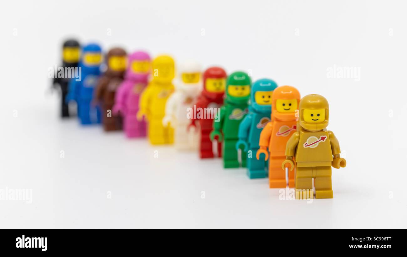 Hongkong - 21. Juli 2025: 11 Völker in Grün, Tiffany Blau, Rosa, Orange, Braun, golden, rot, schwarz, blau, gelb, weiß und schwarz als Te Stockfoto