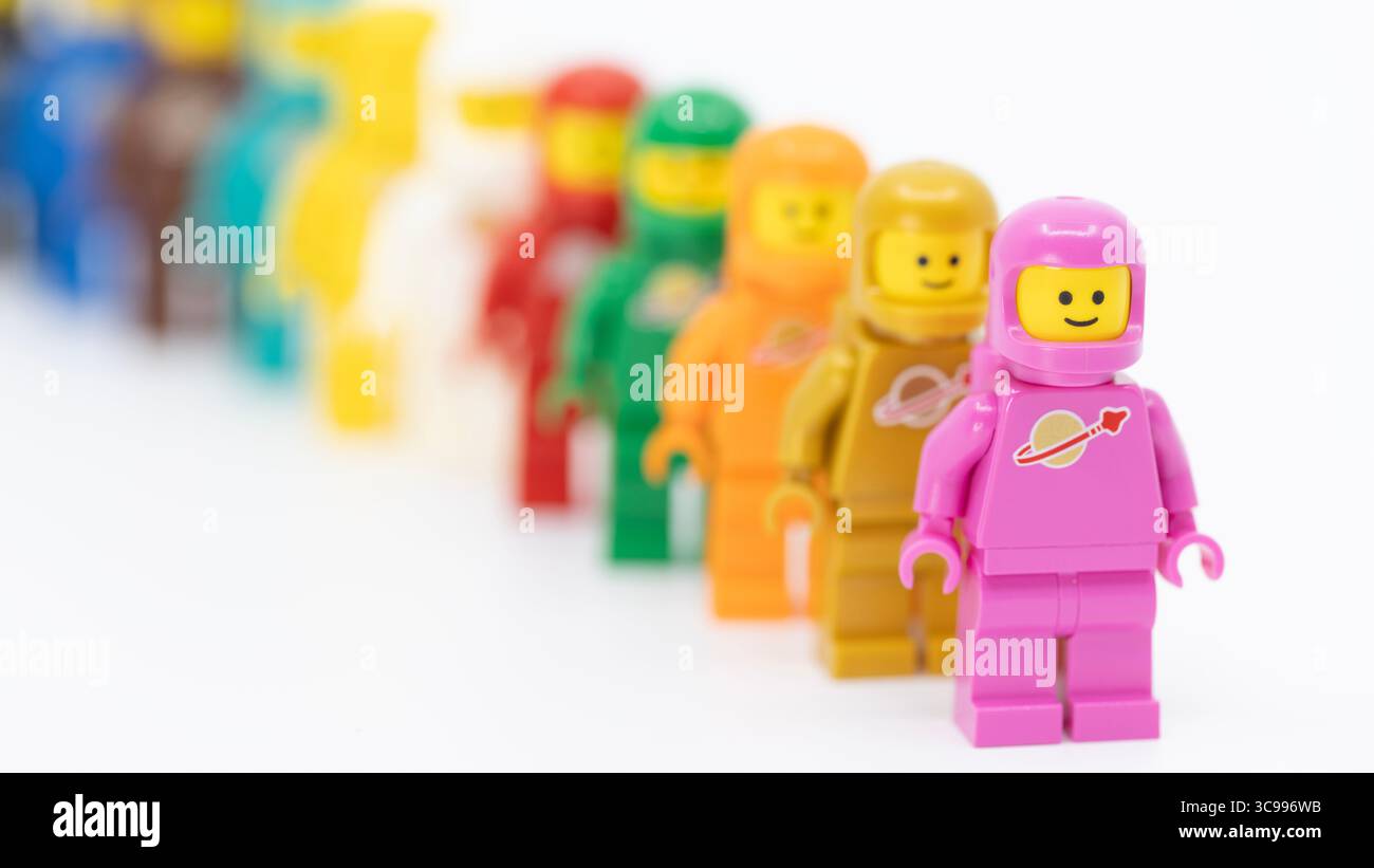 Hongkong - 21. Juli 2025: 11 Völker in Grün, Tiffany Blau, Rosa, Orange, Braun, golden, rot, schwarz, blau, gelb, weiß und schwarz als Te Stockfoto