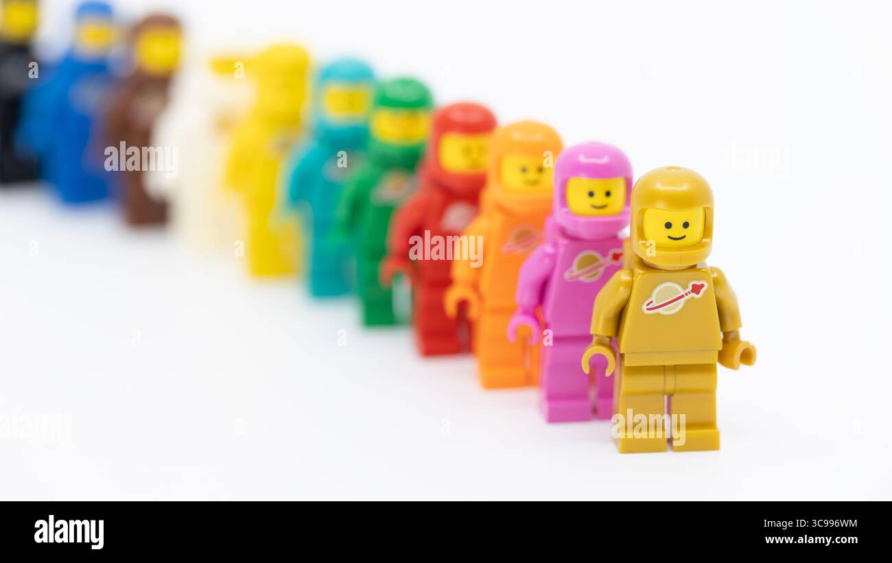 Hongkong - 21. Juli 2025: 11 Völker in Grün, Tiffany Blau, Rosa, Orange, Braun, golden, rot, schwarz, blau, gelb, weiß und schwarz als Te Stockfoto