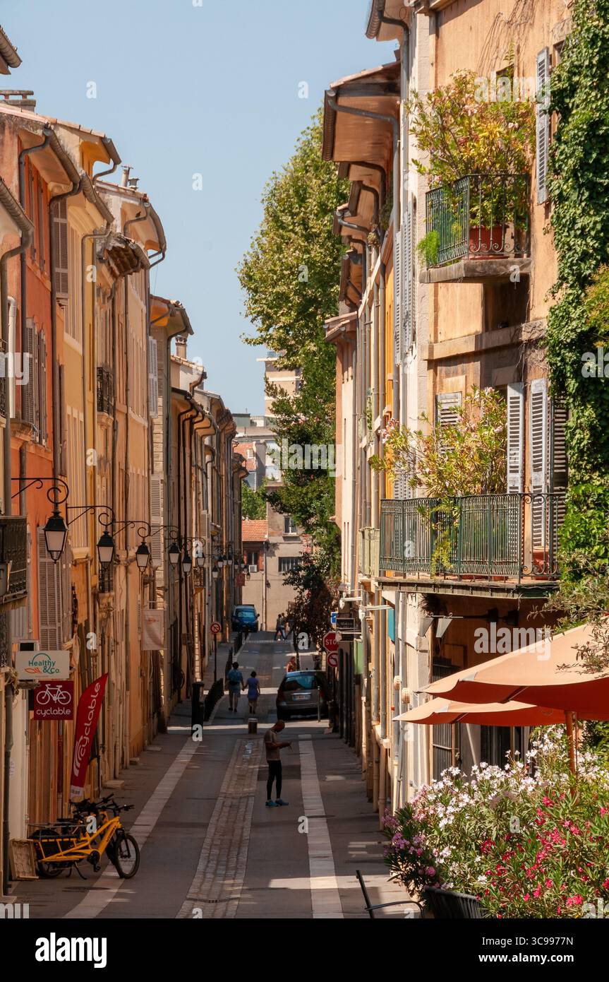Typische Kopfsteinpflasterstraße in Aix-en-Provence. Frankreich Stockfoto