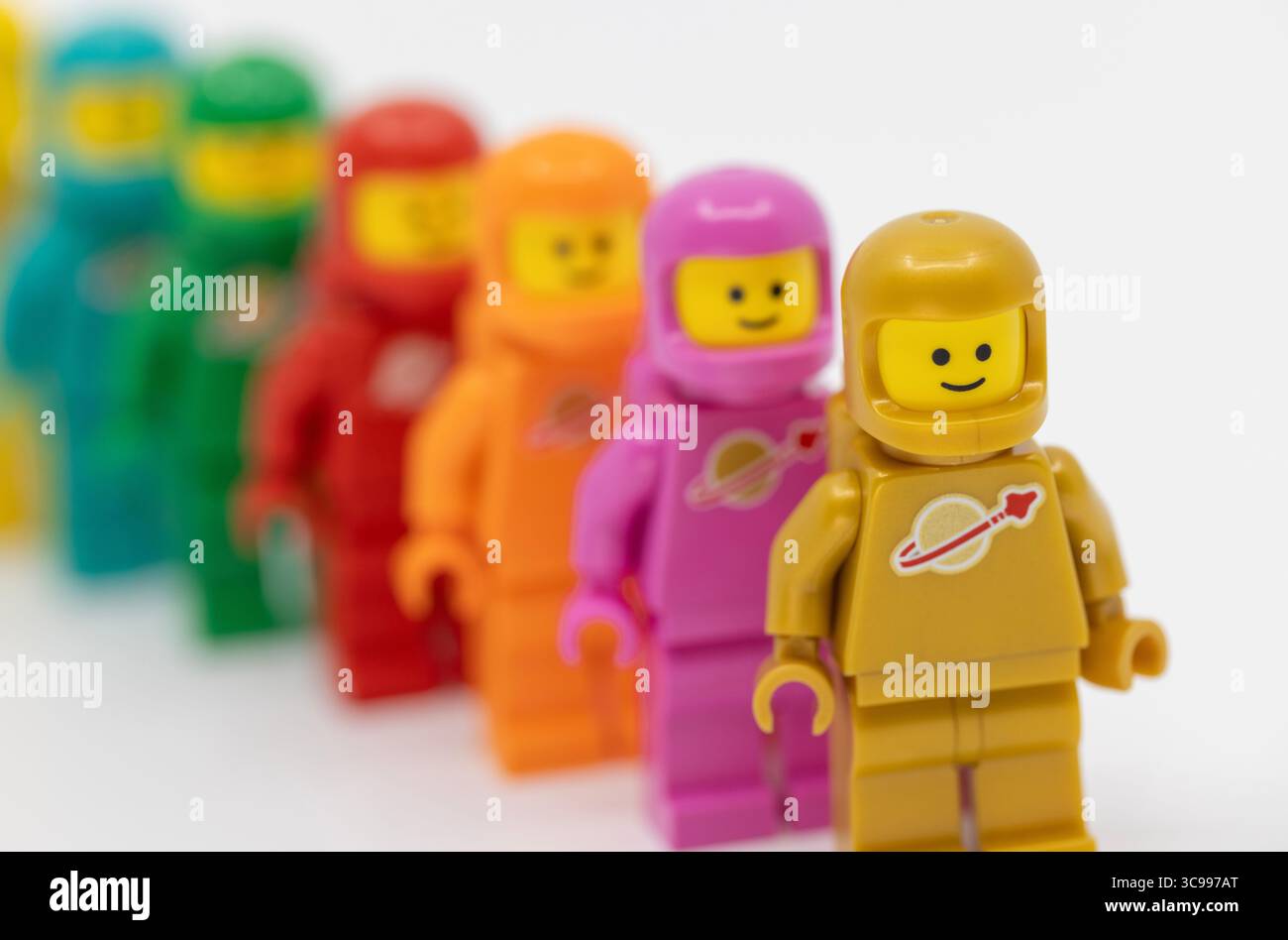 Hongkong - 21. Juli 2025: 11 Völker in Grün, Tiffany Blau, Rosa, Orange, Braun, golden, rot, schwarz, blau, gelb, weiß und schwarz als Te Stockfoto