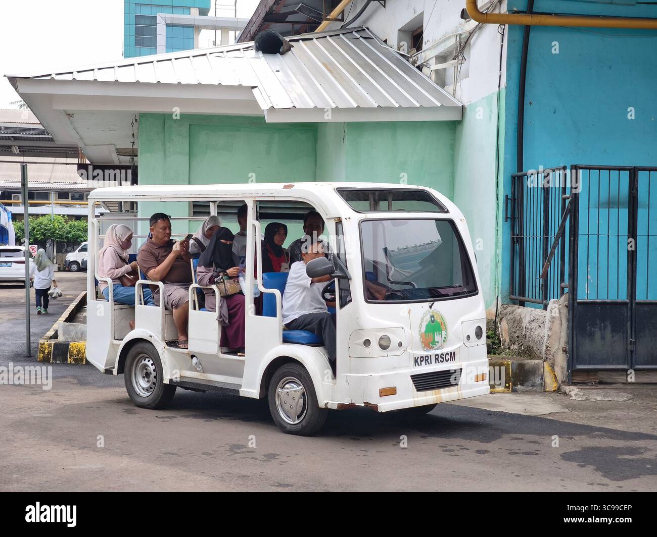 Ein Krankenhaus-Shuttle-Van-Service-Service-Einrichtung mit einem großen Bereich mit mehreren Passagieren Stockfoto