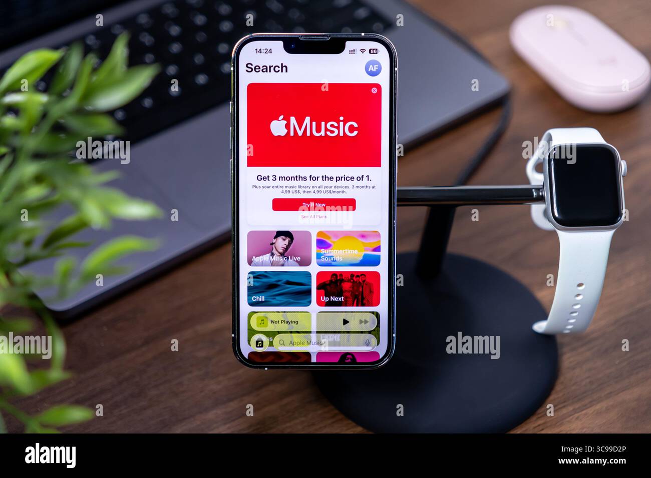 Posen, Polen - 29. Juli 2025: Apple Music-Schnittstelle auf dem iPhone, mit dazugehöriger Apple Watch, die die moderne technische Umgebung repräsentiert, mit ios 26 Stockfoto