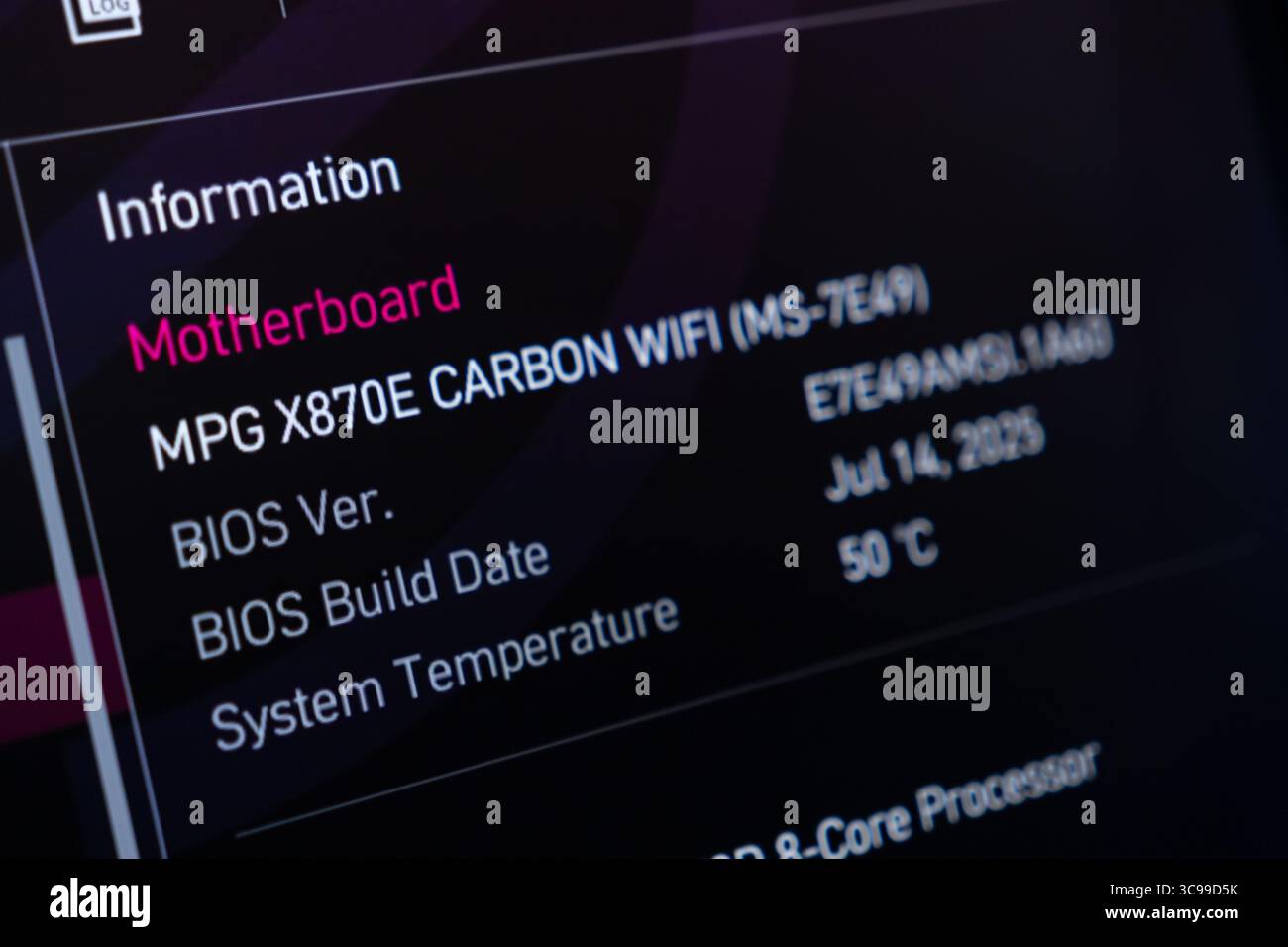 Poznan, Polen - 29. Juli 2025: Nahaufnahme eines digitalen Bildschirms, auf dem verschiedene Hardware-Diagnosen für Computer mit spezifischen Motherboard-Details angezeigt werden, B Stockfoto