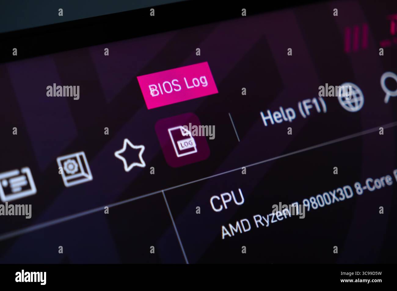 Poznan, Polen – 29. Juli 2025: Fokussierte Aufnahme eines Computerbildschirms, der eine BIOS-Protokollschnittstelle und CPU-Daten zeigt, um die Systemanalyse und Problemlösung zu unterstützen Stockfoto