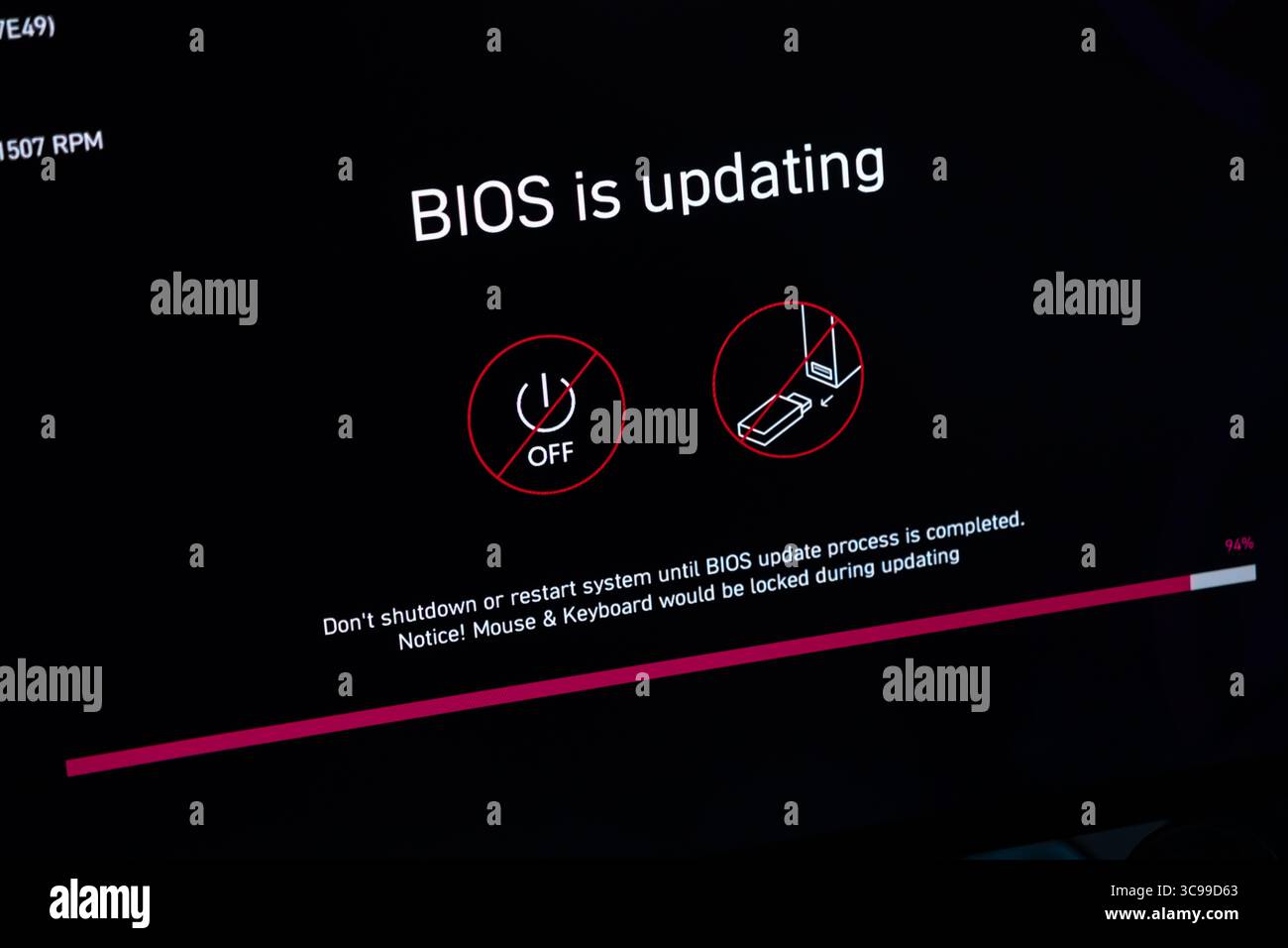 Poznan, Polen – 29. Juli 2025: Nahaufnahme eines Computerbildschirms, auf dem das BIOS aktualisiert wird, und eine Fortschrittsanzeige, die die grundlegende Firmware-Installation betont Stockfoto