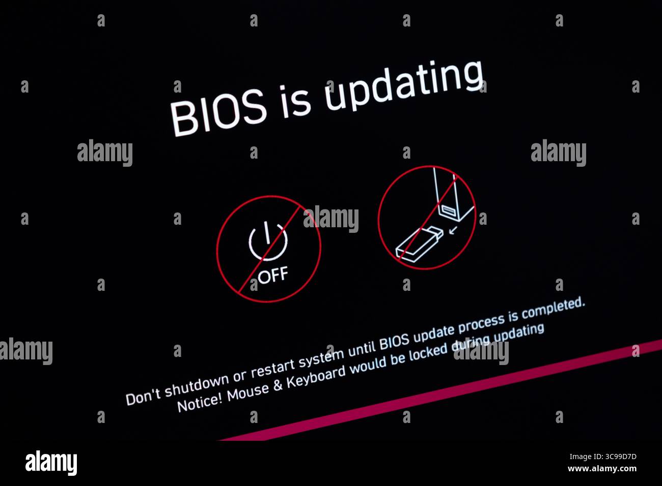 Posen, Polen - 29. Juli 2025: Detaillierte Ansicht eines Computerbildschirms, der einem BIOS-Update unterzogen wird, mit wichtigen Anweisungen zur Vermeidung von Schäden a Stockfoto