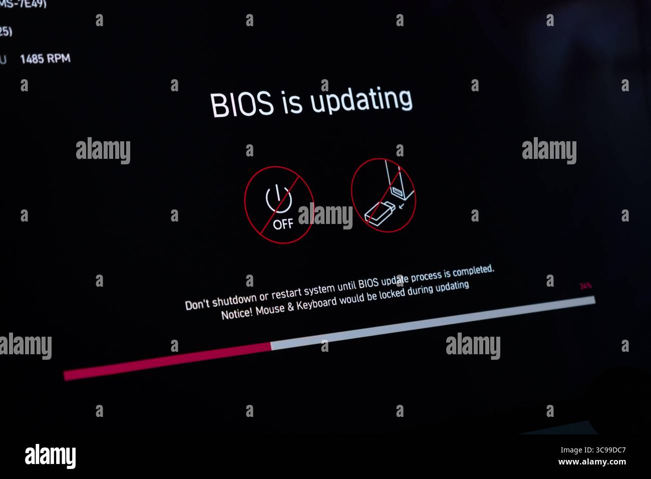 Posen, Polen - 29. Juli 2025: Auf einem Computerbildschirm wird eine Meldung über die Aktualisierung des BIOS und wichtige Warnungen angezeigt, wenn die Firmware nicht heruntergefahren wird Stockfoto