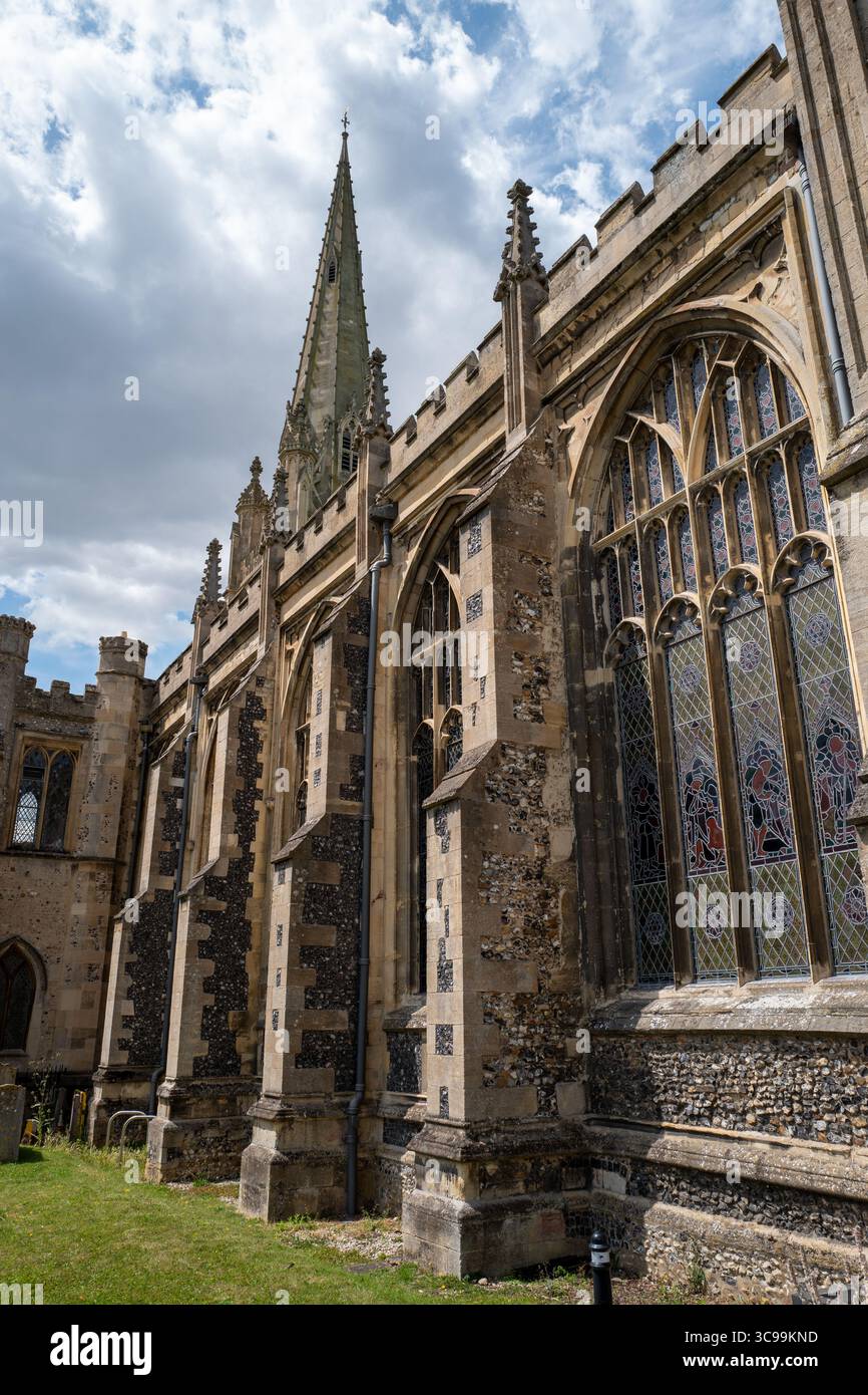 Safran Walden England UK Essex English Villages Green Parks Bunte Häuser Tudor Häuser Wonky Houses St Marys Church Stockfoto