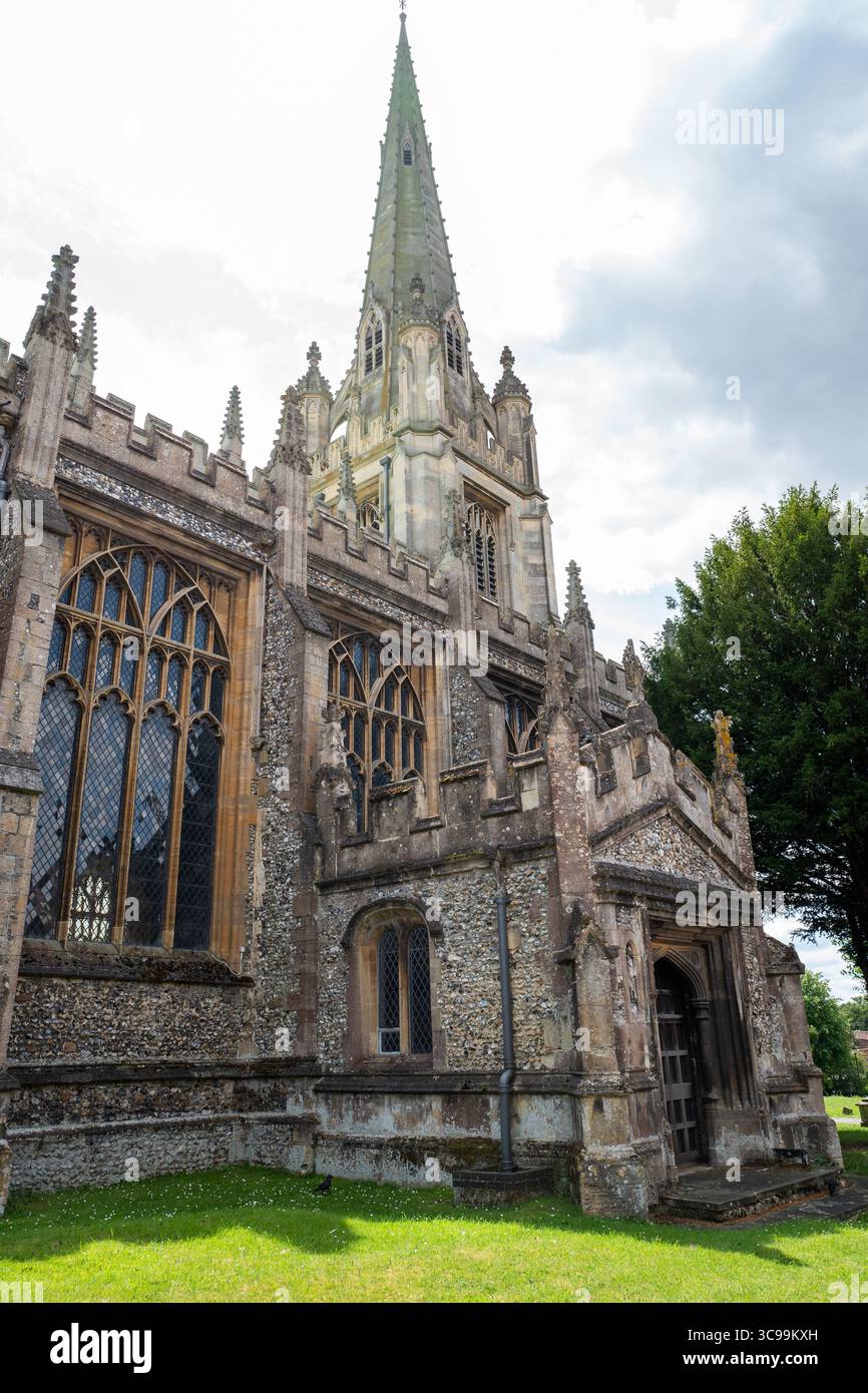 Safran Walden England UK Essex English Villages Green Parks Bunte Häuser Tudor Häuser Wonky Houses St Marys Church Stockfoto
