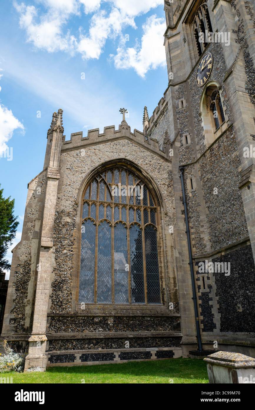 Safran Walden England UK Essex English Villages Green Parks Bunte Häuser Tudor Häuser Wonky Houses St Marys Church Stockfoto