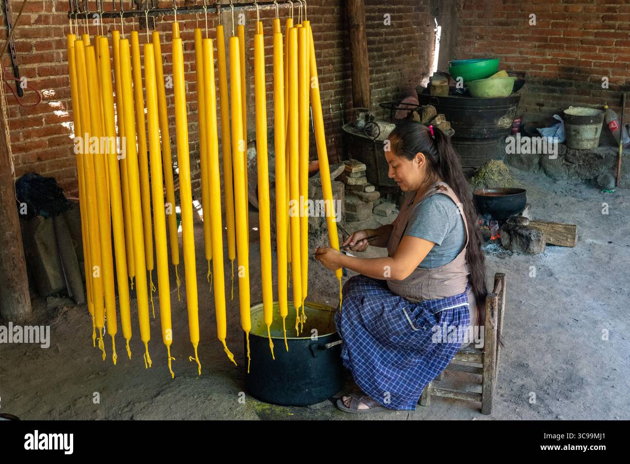 23. Oktober 2018, Teotitlan del Valle, Oaxaca, Mexiko: Ein Kerzenmacher schneidet in einer Familienwerkstatt in Teotitlan del Valle, Oacaca, Mexiko die Enden von großen konischen Kerzen ab. (Kreditbild: © Jon G. Fuller/VW Pics via ZUMA Press Wire) Stockfoto
