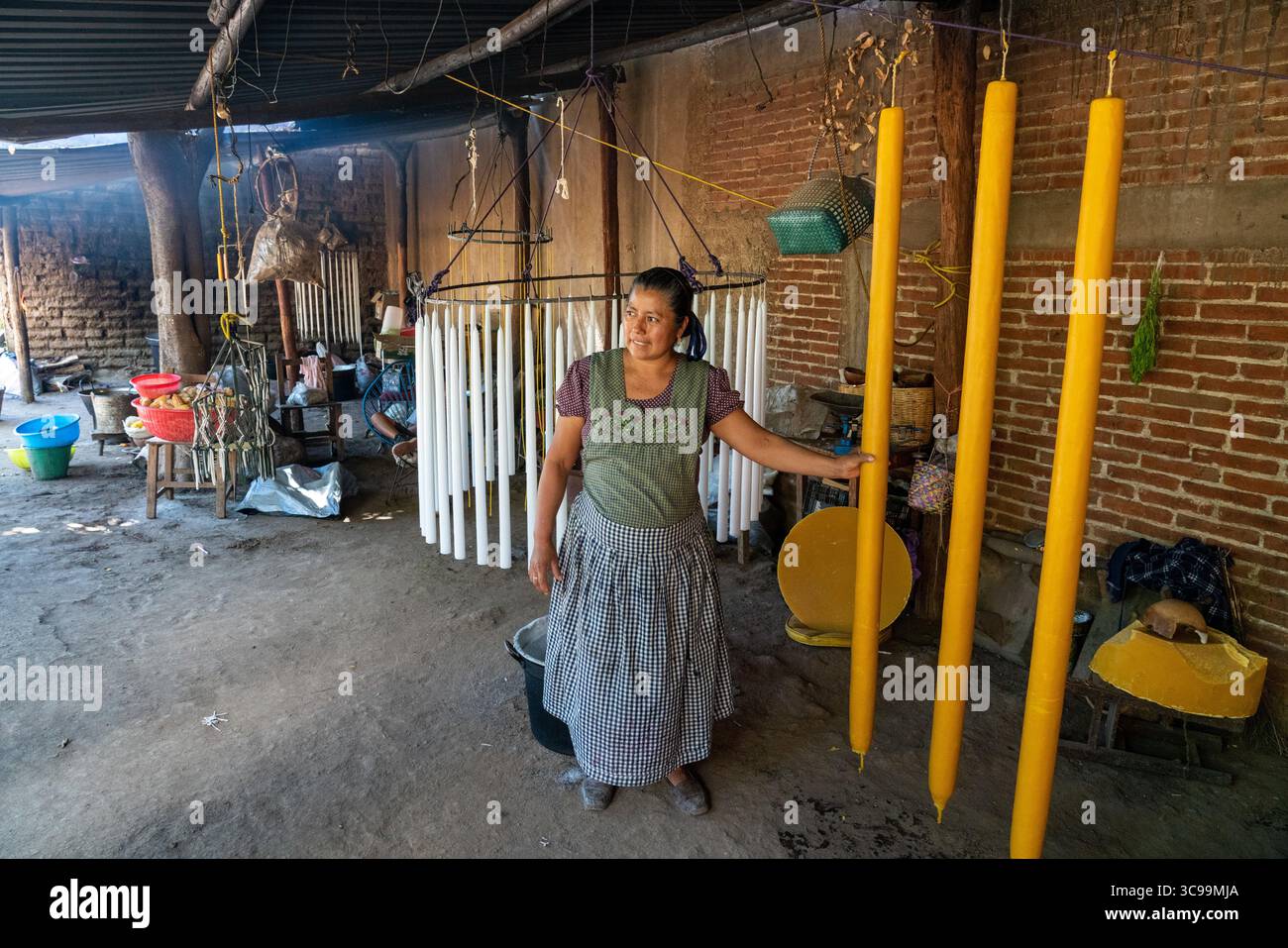23. Oktober 2018, Teotitlan del Valle, Oaxaca, Mexiko: Ein Kerzenmacher überprüft große konische Kerzen in einer Werkstatt in Teotitlan del Valle, Oacaca, Mexiko. (Kreditbild: © Jon G. Fuller/VW Pics via ZUMA Press Wire) Stockfoto