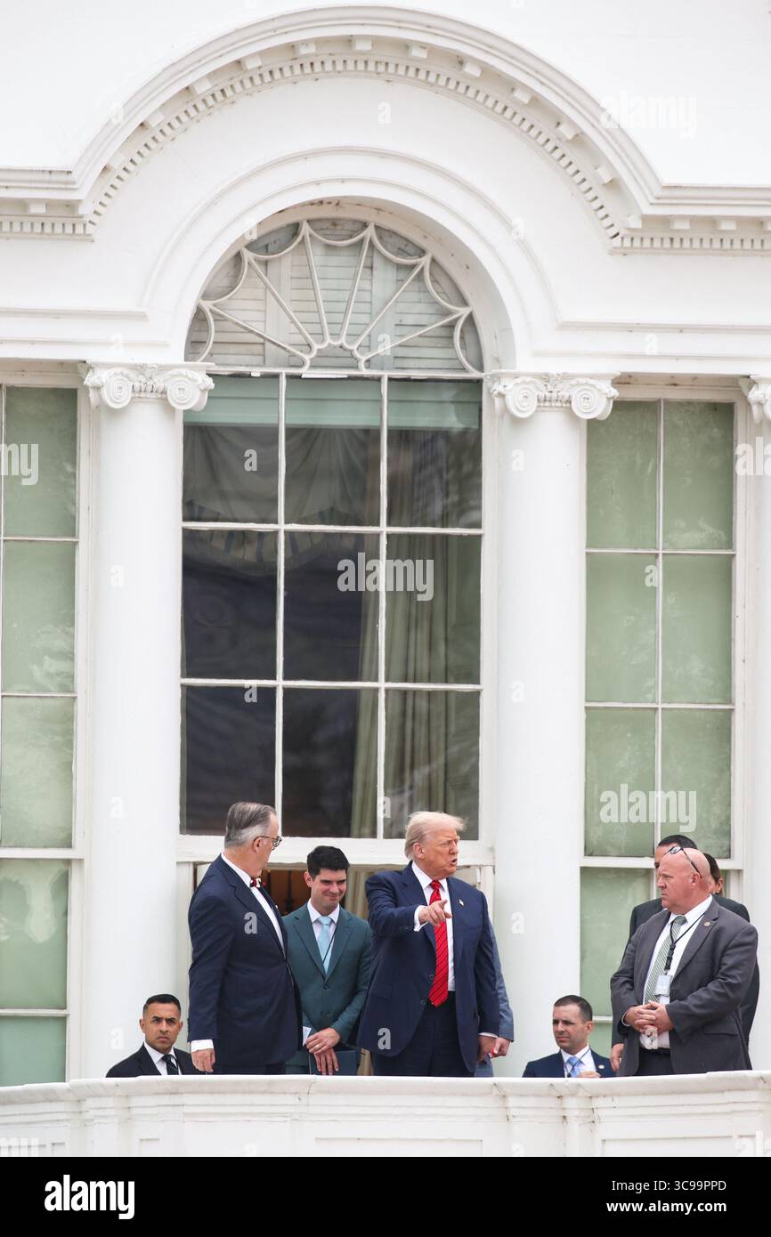Washington, Usa. August 2025. Präsident Donald Trump spaziert am 5. August 2025 in Washington, D.C. auf dem Dach des Westflügels im Weißen Haus (Foto: Samuel Corum/Pool/ABACAPRESS.COM) Credit: Abaca Press/Alamy Live News Stockfoto