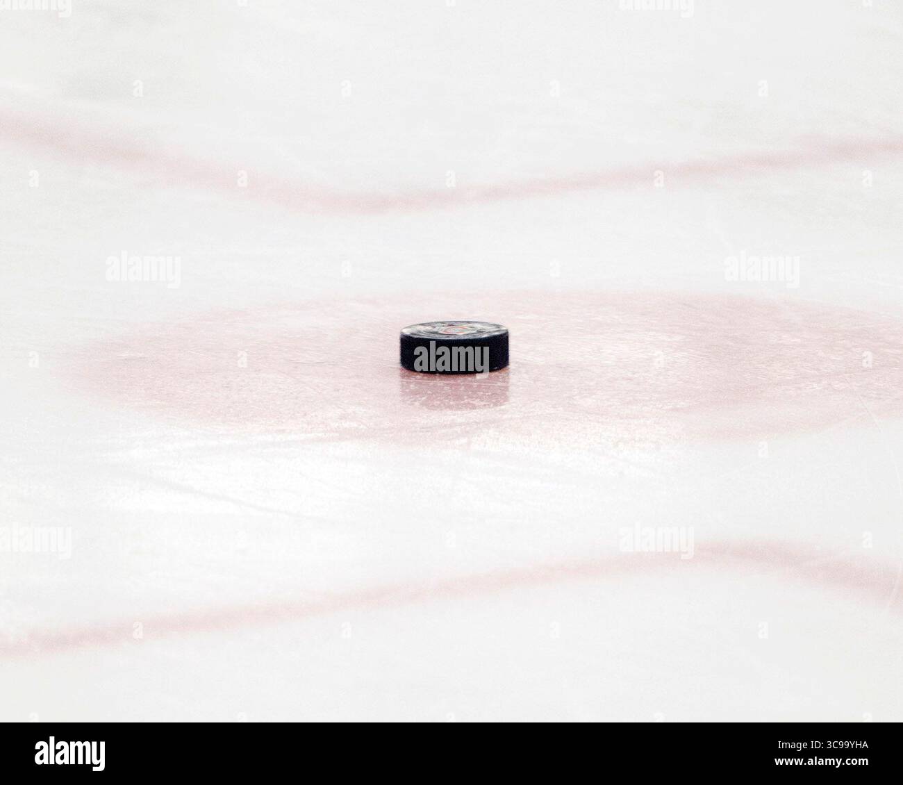 29. Oktober 2022: Ein Puck bei den Ohio State Buckeyes und den Minnesota Golden Gophers während ihres Spiels in Columbus, Ohio. Brent Clark/CSM (Bild: © Brent Clark/CSM via ZUMA Press Wire) Stockfoto