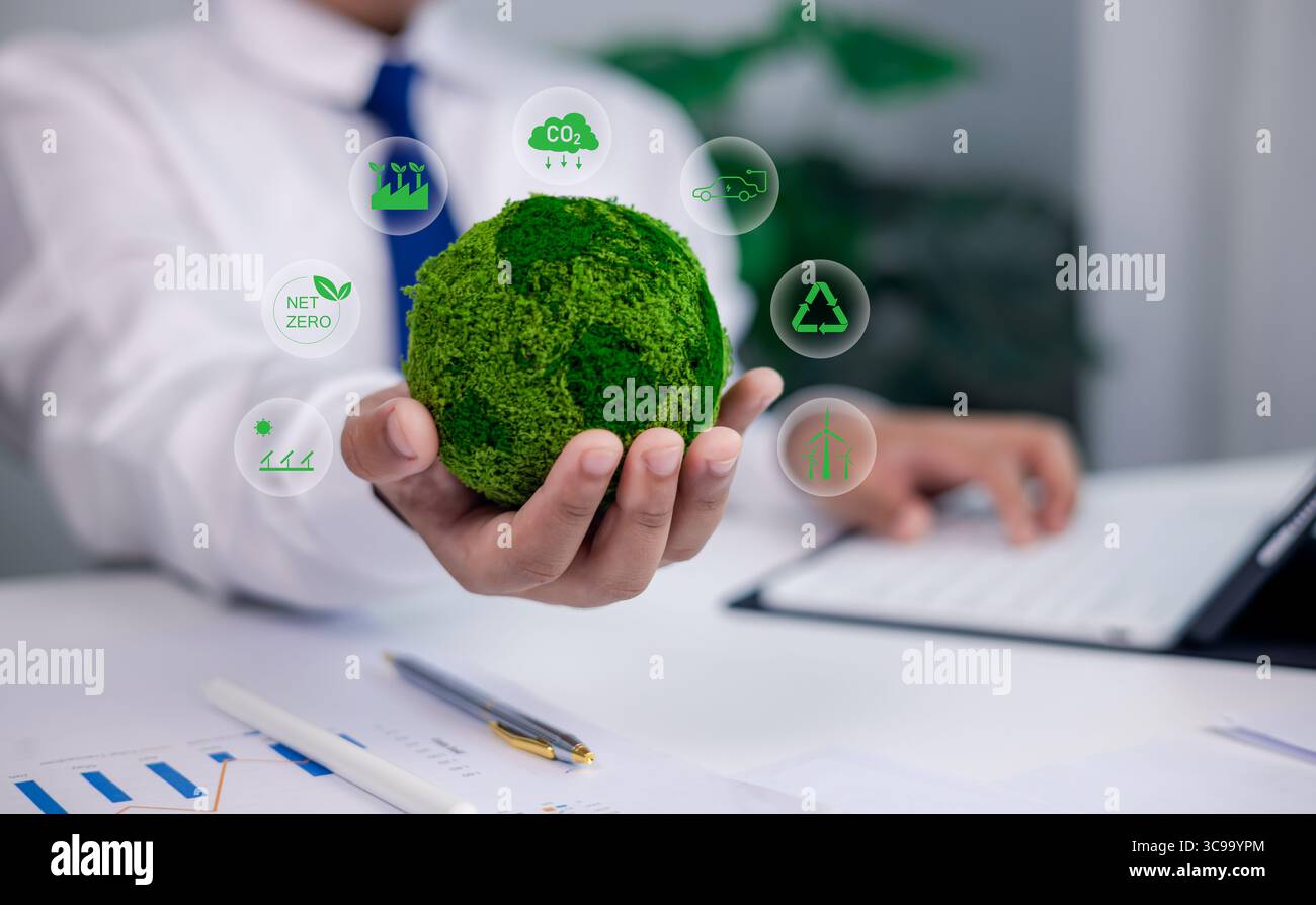 Nachhaltigkeitskonzept im Büro. Geschäftsmann mit grünem Moos-Globus mit Netto Null, CO2-Bilanz, Recycling und erneuerbaren Energien. Stockfoto