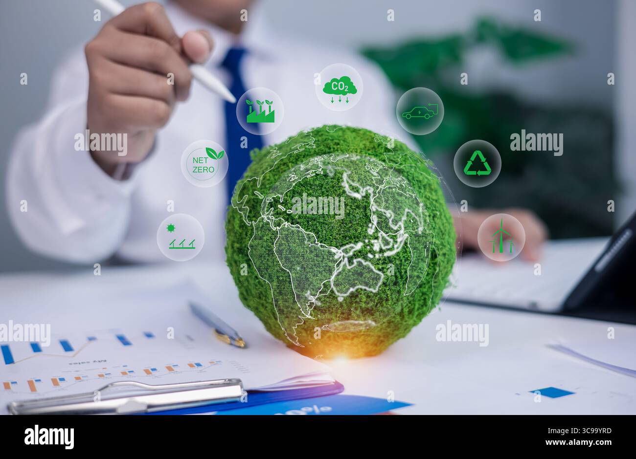 ESG Sustainability Concept in Office, Carbon Footprint, Recycle und Renewable Energy Icons. Geschäftsmann, der grüne Mooskugel mit Netto Null hält. Stockfoto