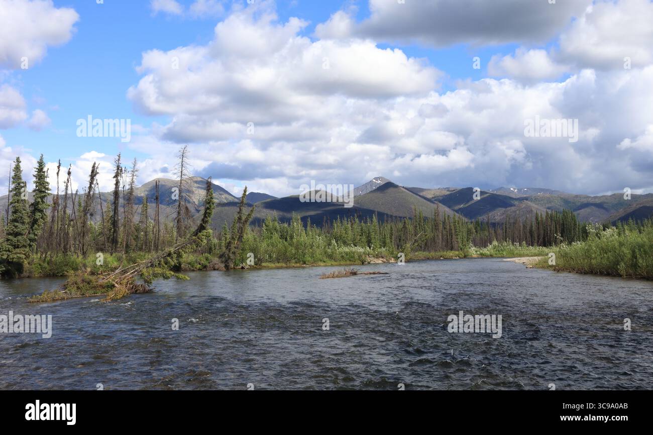 Fluss und die Berge Stockfoto