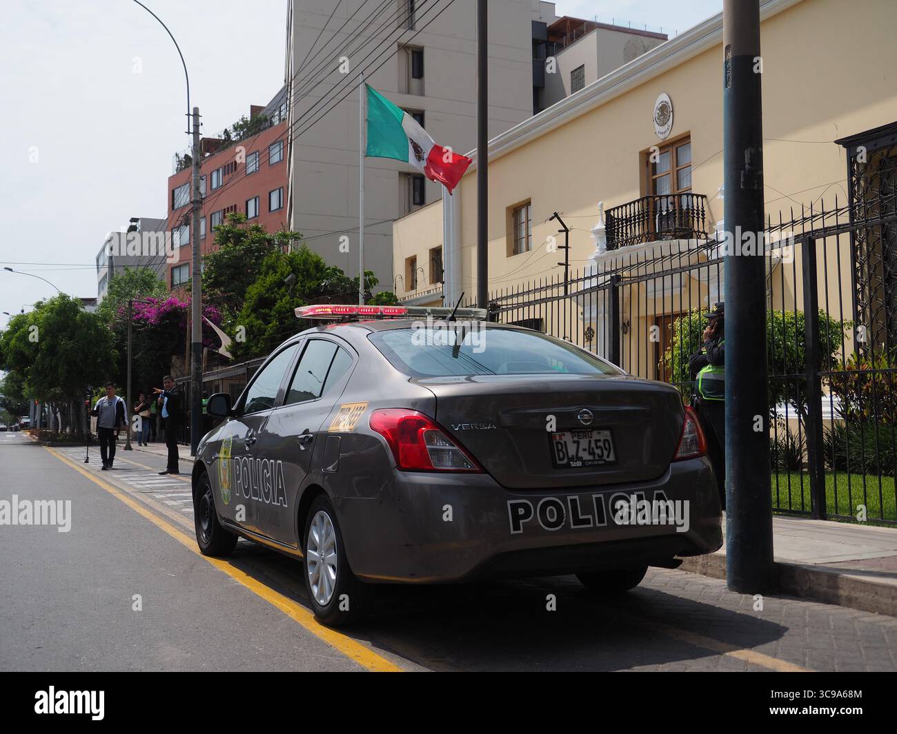 20. Dezember 2022, Lima, Lima, Peru: Die Polizei bewacht die mexikanische Botschaft, wo Lilia Paredes, die Frau des ehemaligen Präsidenten Pedro Castillo und ihre beiden Kinder, in Asyl kommen sollte. Die mexikanische Regierung hat der Familie des ehemaligen peruanischen Präsidenten politisches Asyl gewährt, der am 7. Dezember einen Putsch unter schweren Korruptionsvorwürfen gegen ihn und seine Familie verübt hatte. (Bild: © Carlos Garcia Granthon/ZUMA Press Wire) Stockfoto