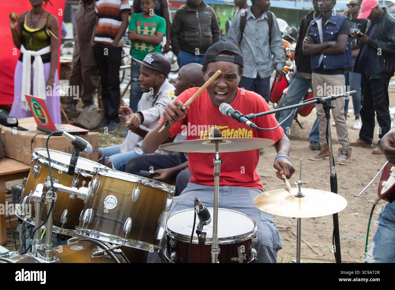 8. Januar 2023, Nakuru, Kenia: Musiker unterhalten bei einem Reggaekonzert, um Nakurus Aufnahme in das UNESCO Creative Cities Network als Stadt der Kultur und Volkskunst auf einem offenen Gelände in der Nähe von Nakuru Town zu gedenken. Das Reggae-Musikevent wurde durchgeführt, um Glück und gute Stimmung in der Gesellschaft zu verbreiten. (Foto: © James Wakibia/SOPA Images via ZUMA Press Wire) Stockfoto