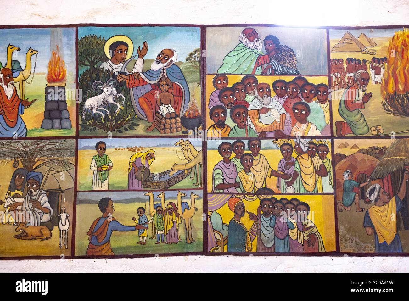 Kalacha, Kenia - 12. Mai 2022: Blick auf lebendige Wandgemälde mit biblischen Szenen, die warme Erdtöne und reiche kulturelle Erzählung mit ausdrucksstarken Figuren und symbolischen Bildern einfangen. Stockfoto