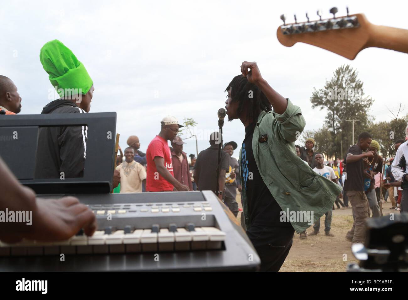 8. Januar 2023, Nakuru, Kenia: Musiker unterhalten bei einem Reggaekonzert, um Nakurus Aufnahme in das UNESCO Creative Cities Network als Stadt der Kultur und Volkskunst auf einem offenen Gelände in der Nähe von Nakuru Town zu gedenken. Das Reggae-Musikevent wurde durchgeführt, um Glück und gute Stimmung in der Gesellschaft zu verbreiten. (Foto: © James Wakibia/SOPA Images via ZUMA Press Wire) Stockfoto