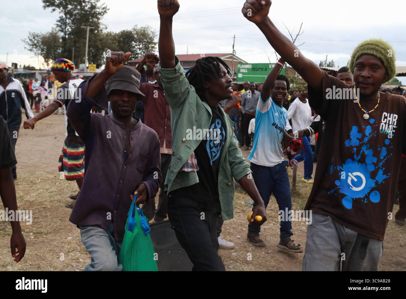 8. Januar 2023, Nakuru, Kenia: Revelers genießen Auftritte während eines Reggaekonzert, um Nakurus Aufnahme in das UNESCO Creative Cities Network als Stadt der Kultur und Volkskunst auf einem offenen Gelände in der Nähe von Nakuru Town zu gedenken. Das Reggae-Musikevent wurde durchgeführt, um Glück und gute Stimmung in der Gesellschaft zu verbreiten. (Foto: © James Wakibia/SOPA Images via ZUMA Press Wire) Stockfoto