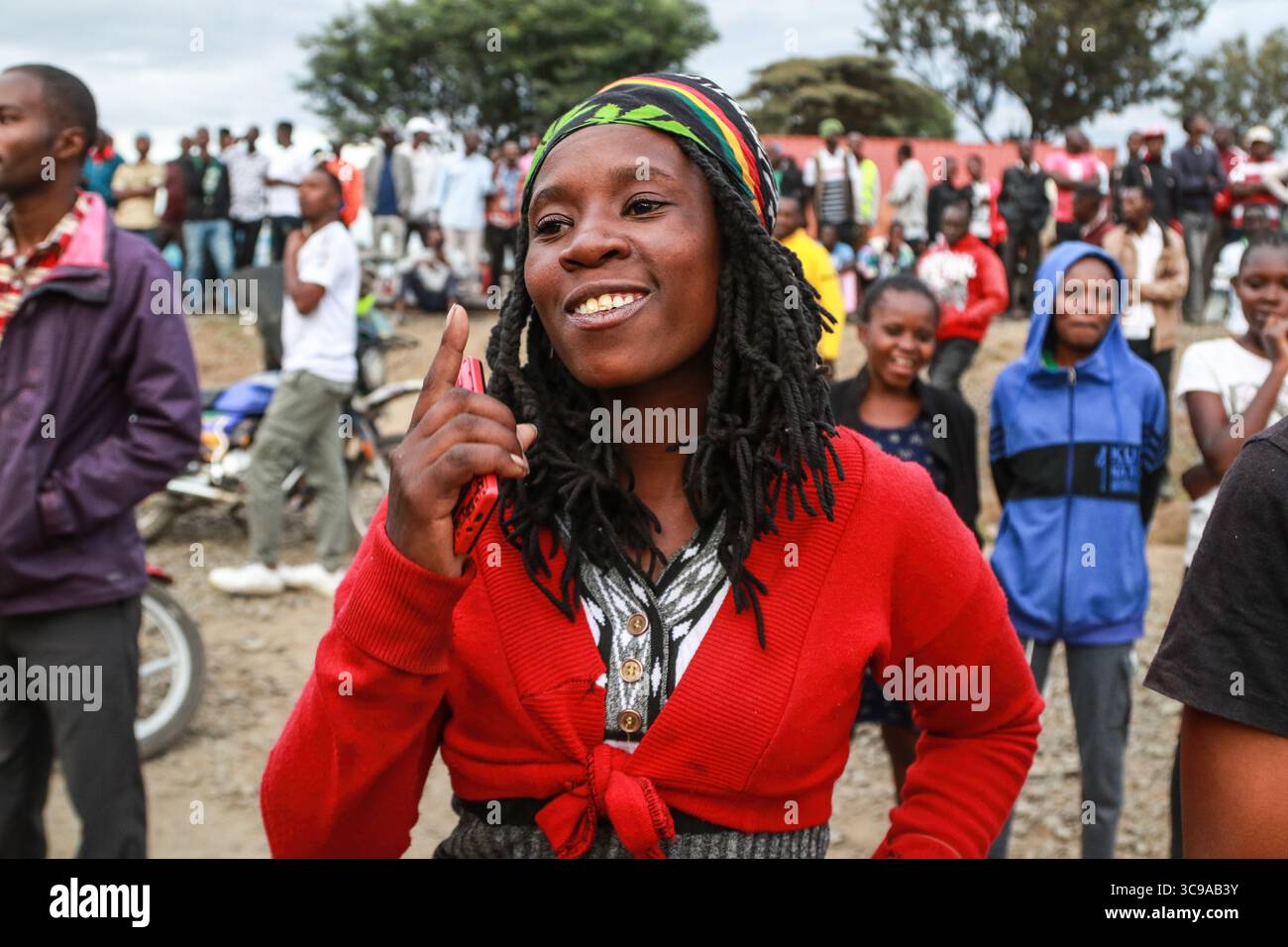 8. Januar 2023, Nakuru, Kenia: Ein Reveler genießt Auftritte während eines Reggaekonzert, um Nakurus Aufnahme in das UNESCO Creative Cities Network als Stadt der Kultur und Volkskunst auf einem offenen Gelände in der Nähe von Nakuru Town zu gedenken. Das Reggae-Musikevent wurde durchgeführt, um Glück und gute Stimmung in der Gesellschaft zu verbreiten. (Foto: © James Wakibia/SOPA Images via ZUMA Press Wire) Stockfoto